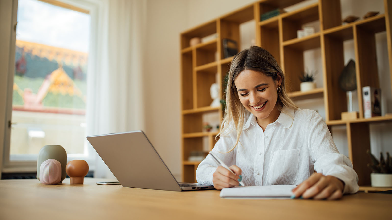 mujer sonriendo trabajando en su escritorio