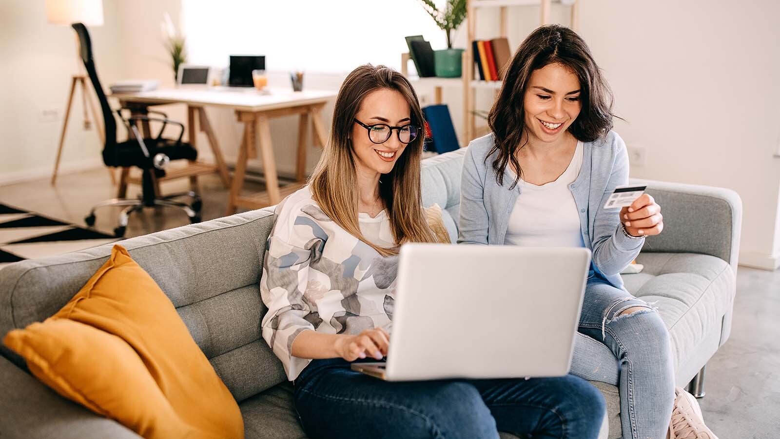 chicas adelande una computadora