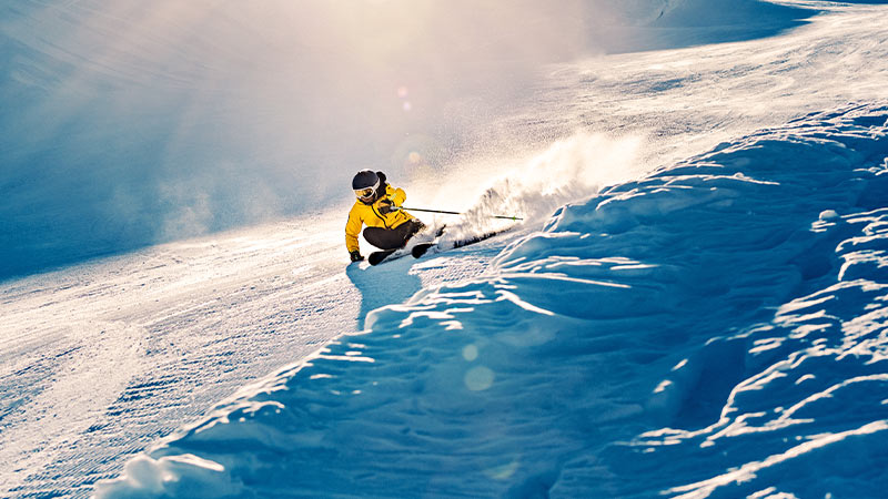 Hombre haciendo snowboard con ropa de nieve