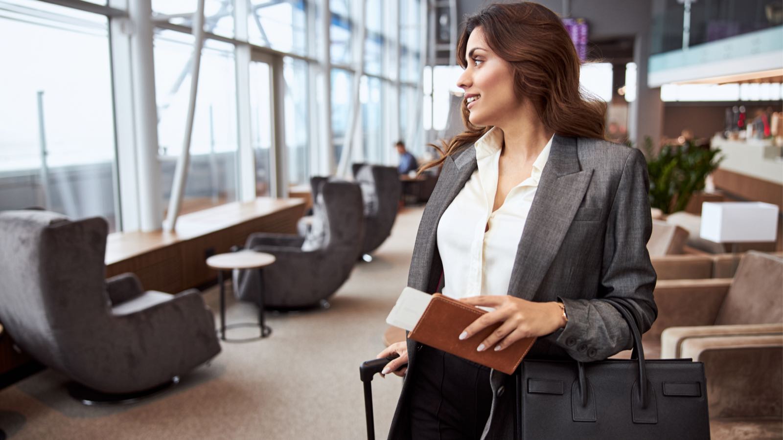 Imagem de uma mulher em uma sala vip de aeroporto